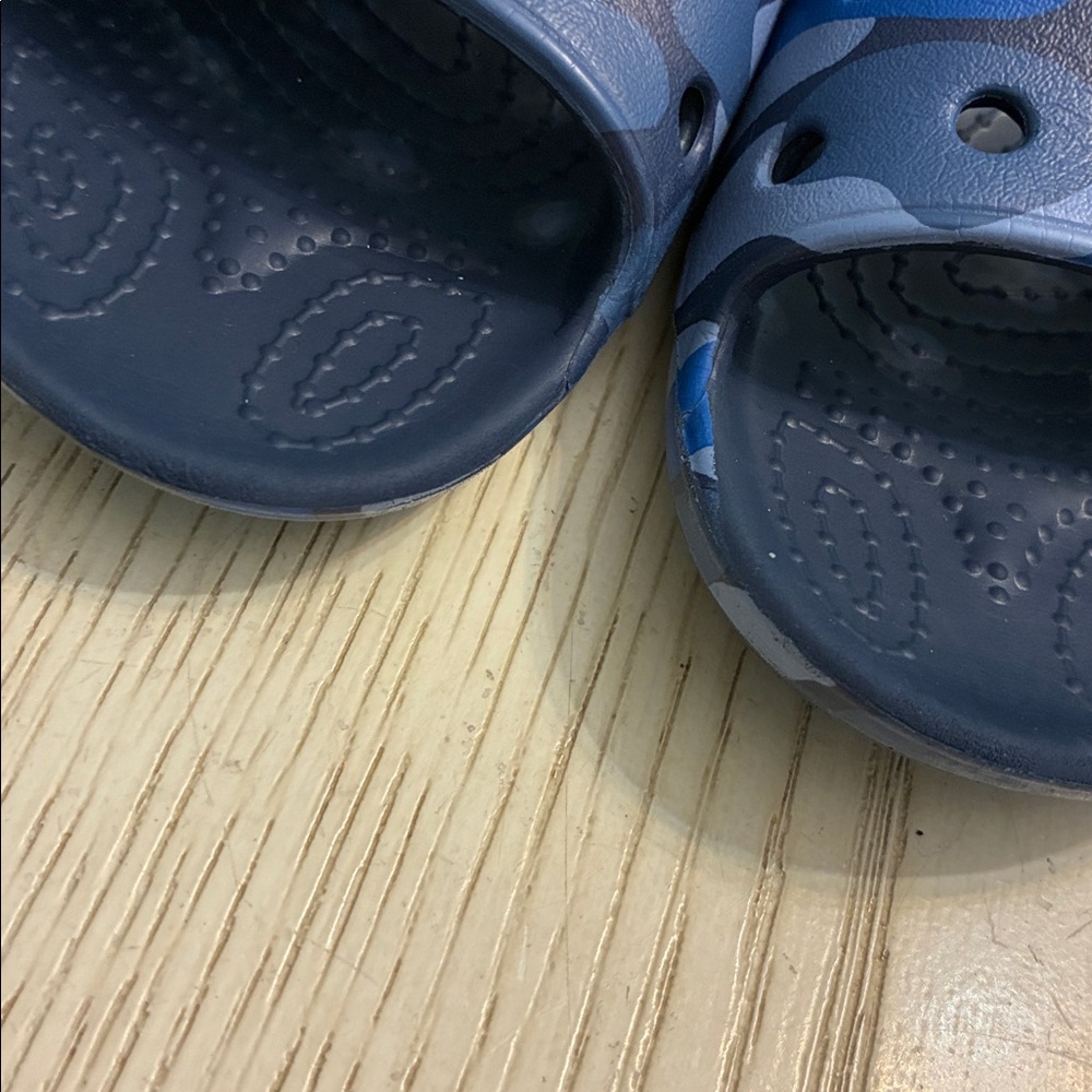 Little Boy’s Crocs Classic Slide Sandals (Navy/Camo) - Picture 4 of 11
